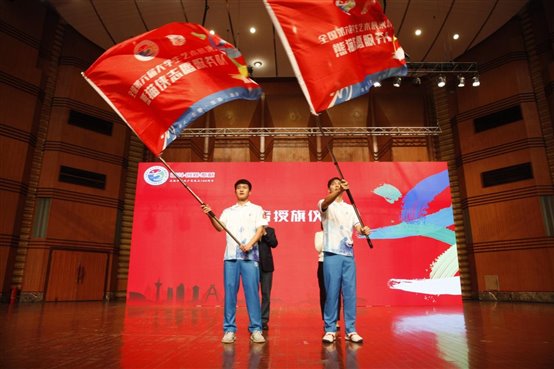 C:\Users\Lenovo\Desktop\全国大艺展场外表演\旗手\接旗.jpg